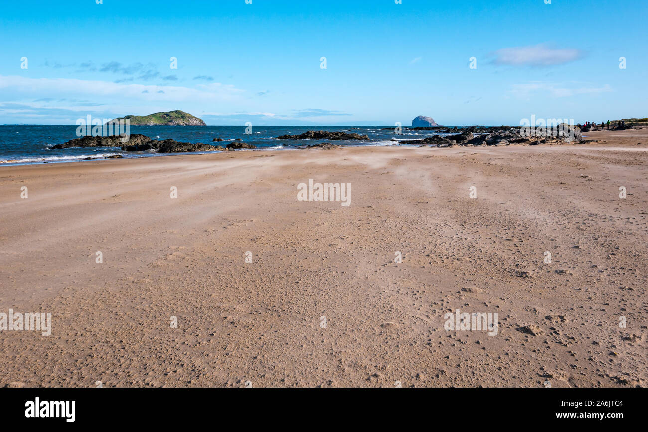 Firth-of-Forth, East Lothian, Großbritannien. 27. Oktober 2019. UK Wetter: kalt, aber sonnigem Wetter mit Wind, der Sand am Strand an der Küste zwischen Dirleton und North Berwick mit dem Bass Rock in der Ferne Stockfoto