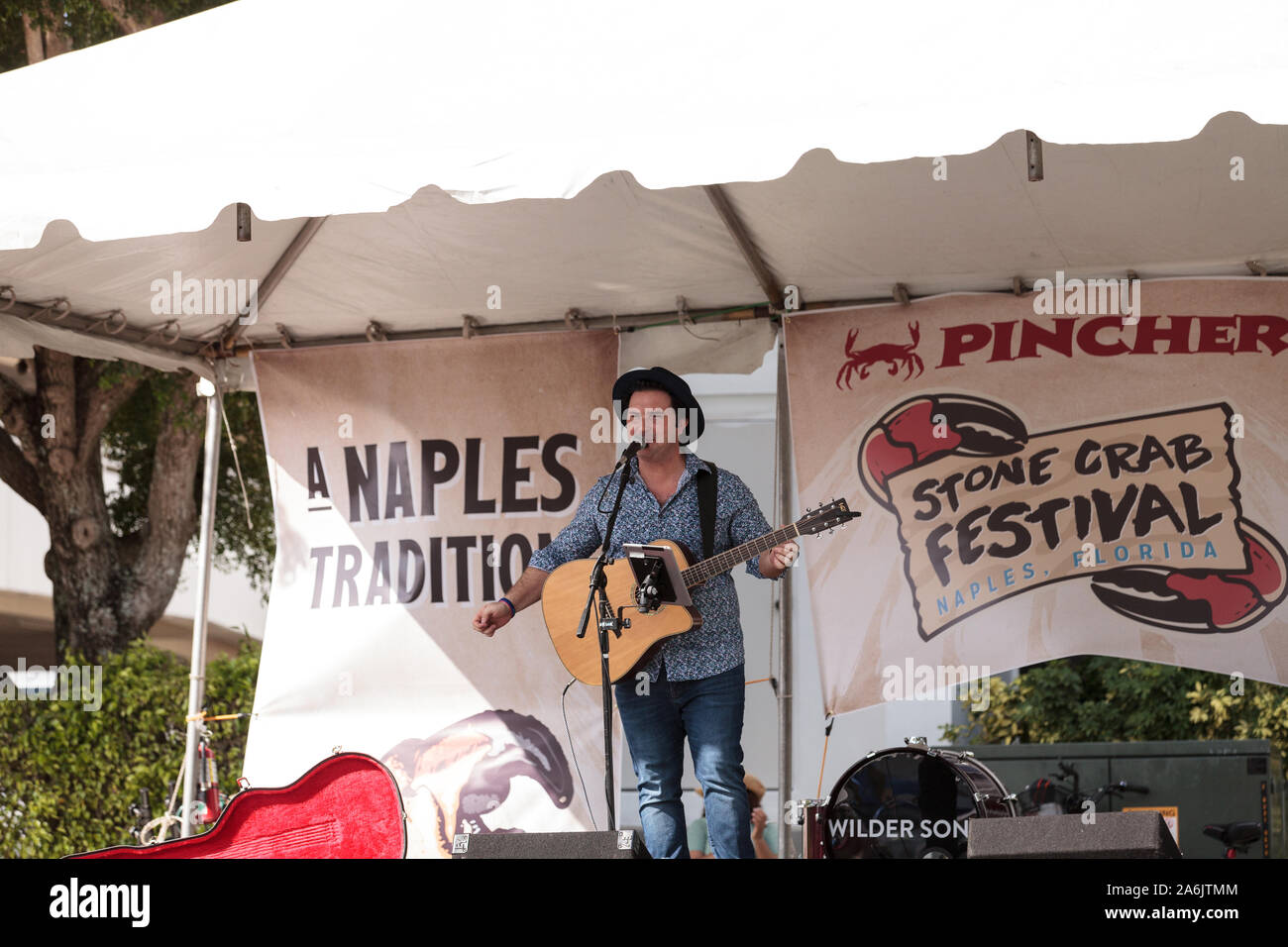 Naples, Florida, USA - Oktober 26, 2019: Sänger Matty Jollie führt am Neapel traditionelle Stone Crab Festival von Tin City. Redaktionelle Verwendung. Stockfoto