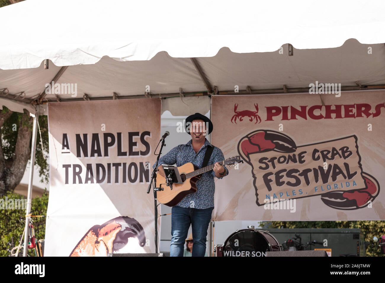Naples, Florida, USA - Oktober 26, 2019: Sänger Matty Jollie führt am Neapel traditionelle Stone Crab Festival von Tin City. Redaktionelle Verwendung. Stockfoto