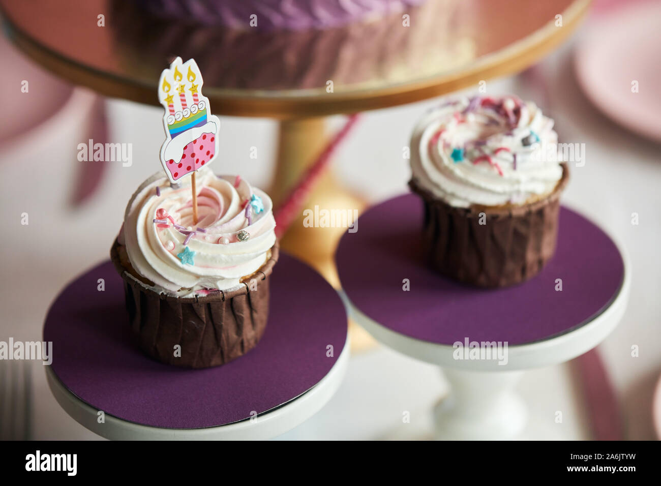 Zwei Muffins mit Sahne. Nahaufnahme 7/8 Foto. unscharfen Hintergrund, Genuss Stockfoto