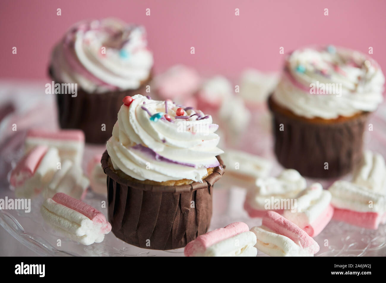 Lecker cupcakess für eine Party, Veranstaltung vorbereitet, isolierte rosa Hintergrund, drei cipcakes Für den süßen Zahn Stockfoto