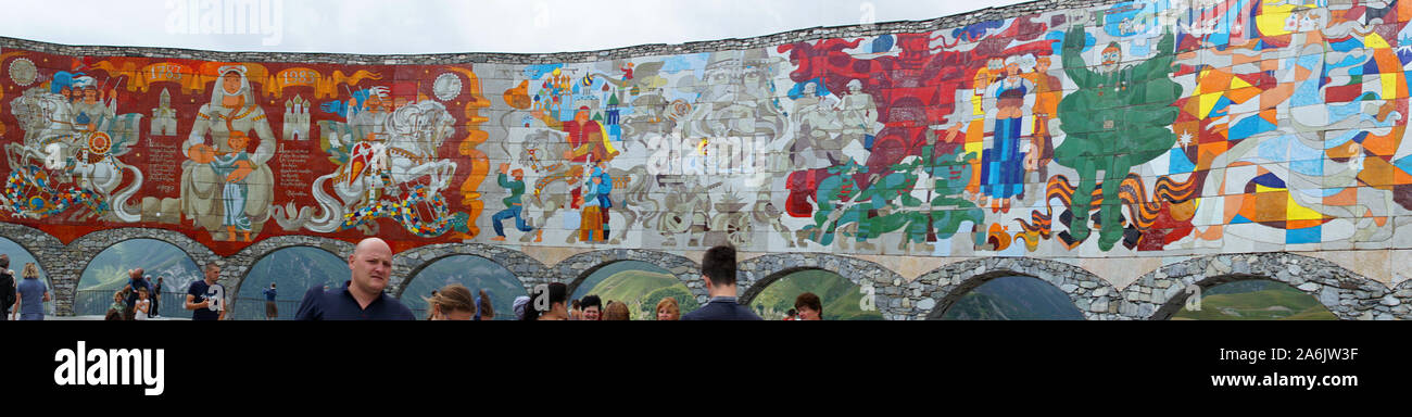 Georgien, Kaukasus: Russland - Georgien Freundschaft Denkmal, schildert Szenen der georgischen und russischen Geschichte Stockfoto