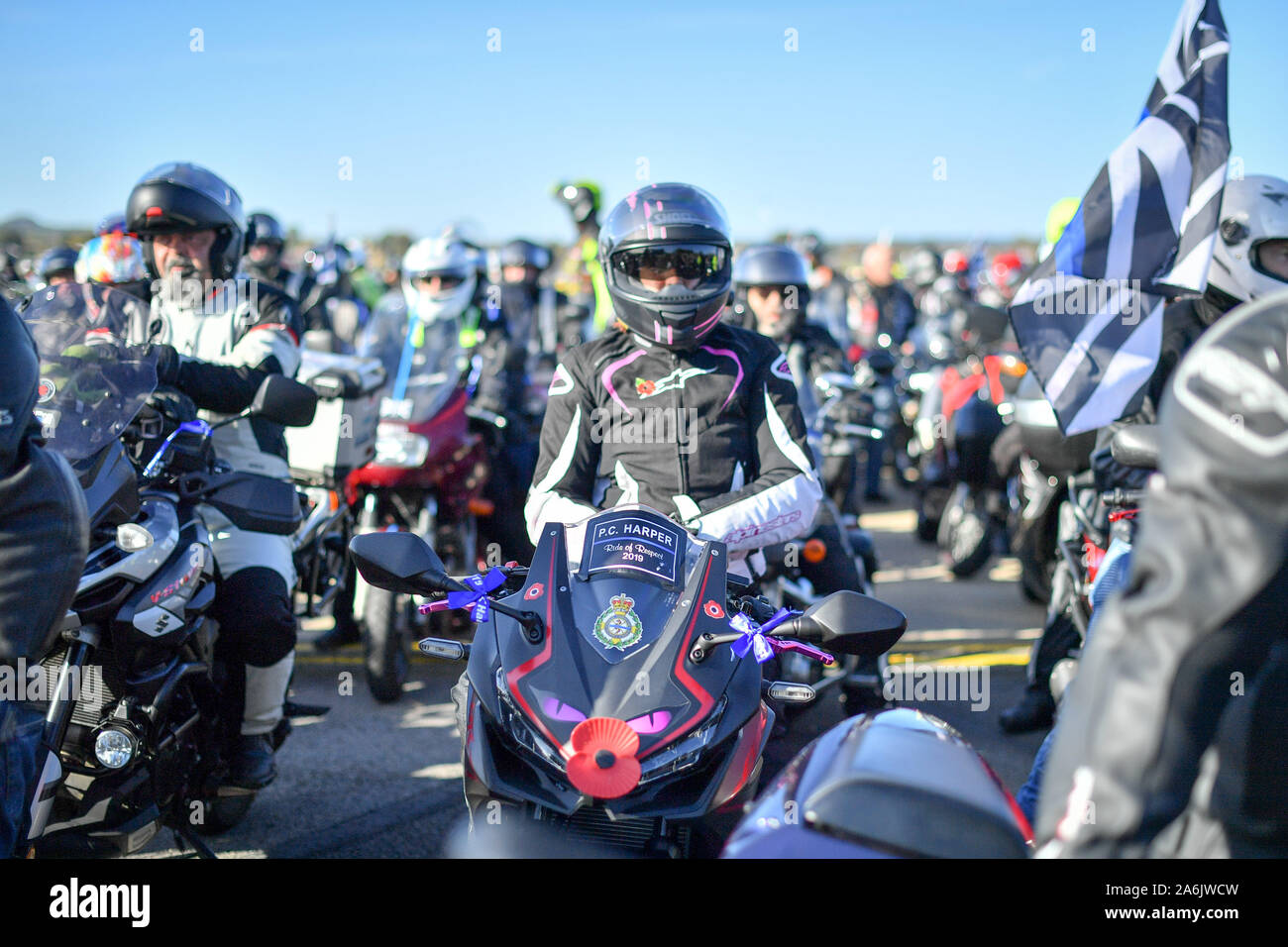 Ein Tribut an PC Andrew Harper dedizierte sitzt auf der Windschutzscheibe von einem Motorrad wie Tausende Motorradfahrer sind zu einem "Ritt der Respekt" in Oxfordshire im Speicher des PC Andrew Harper, der ermordet wurde, während auf Aufgabe im August. Stockfoto