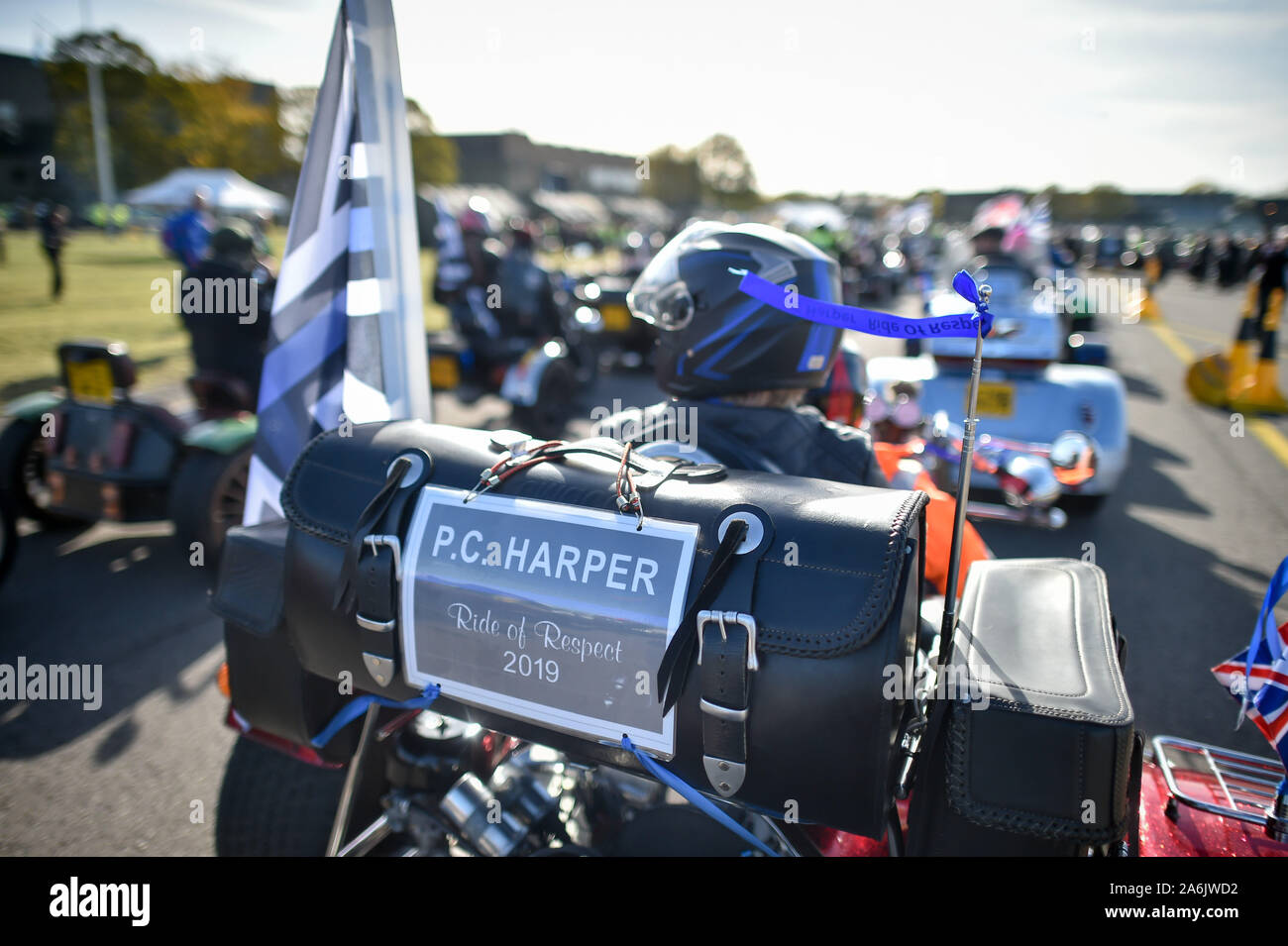 Eine Widmung zu PC Andrew Harper auf einem Motorrad, wie Tausende von Motorradfahrern nehmen an einem 'Ride von Respekt" in Oxfordshire im Speicher des PC Andrew Harper, der ermordet wurde, während im August. Stockfoto