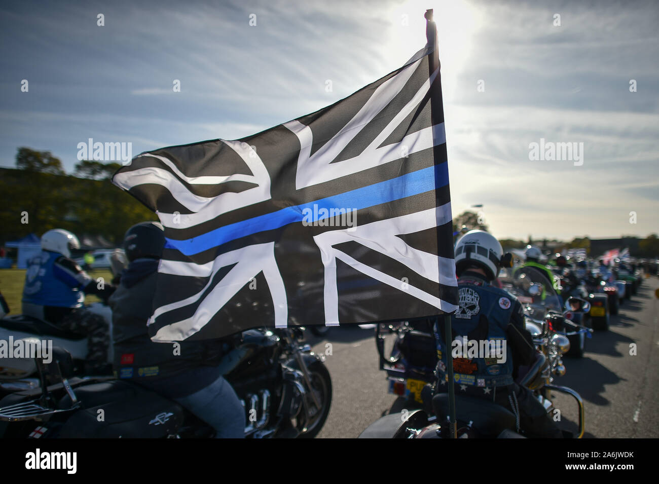 Ein Fahrrad mit einer Gewerkschaft der Polizei Flagge nimmt teil an einer Fahrt mit der "Respekt" unter den Tausenden von Motorradfahrern in Oxfordshire im Speicher des PC Andrew Harper, der ermordet wurde, während im August. Stockfoto