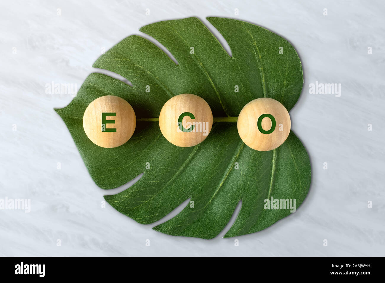 Null Abfall und Kunststoff Konzept. eco Wort auf Holz Block mit grünen Blättern auf Marmor tisch, umweltfreundlich Stockfoto