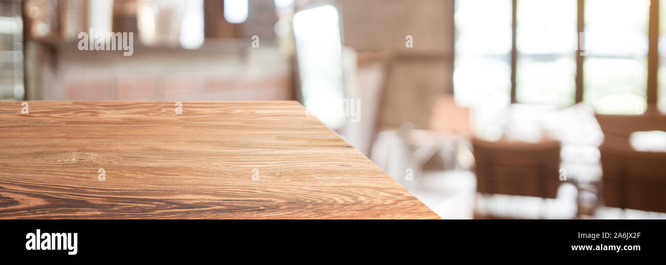 Holz Tisch top Produkt display Hintergrund mit blur Menschen in grün Cafe Restaurant. linke Perspektive Holz- Küche. Banner mockup Präsentation Stockfoto