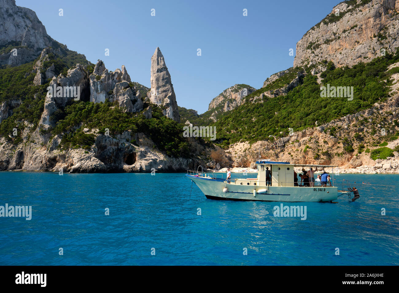 Ein touristenboot bei Cala Goloritzè am Golf von Orosei karst Küste im Nationalpark Gennargentu Ogliastra Sardinien Italien Europa Stockfoto