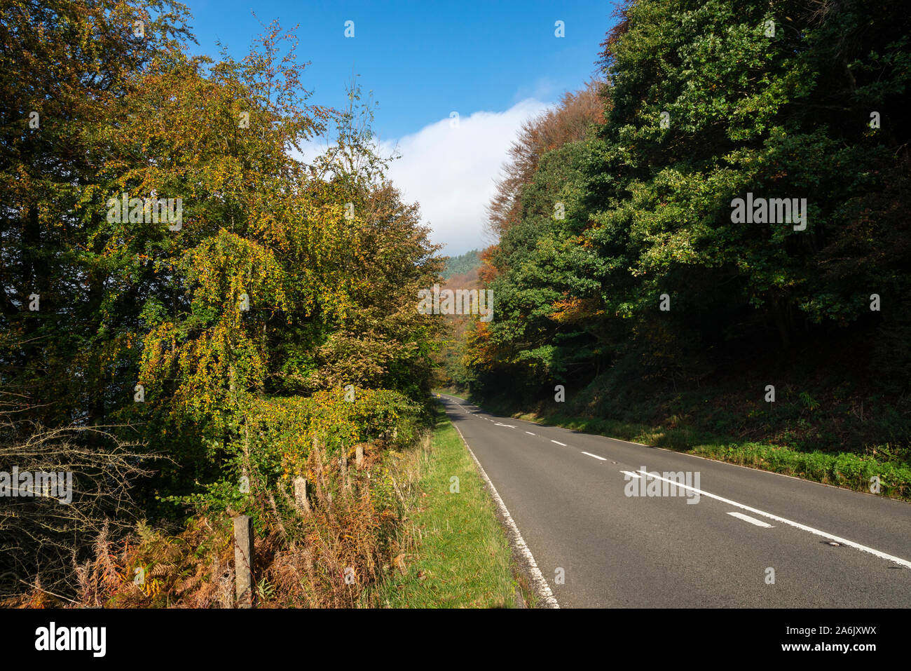 Ein 57 Snake Pass Road in den Hügeln des nördlichen England. Ein sonniger Herbsttag auf der Strecke neben Ladybower Reservoir. Stockfoto