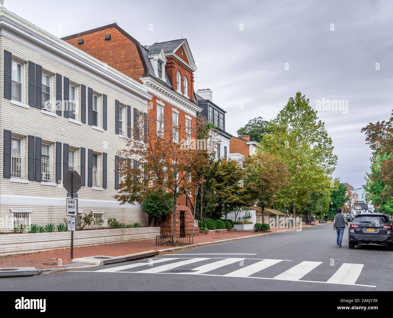 Georgianischen Kolonialstil, mehrstöckiges Luxus Haus mit Dachfenster und roten Backsteinfassade in Georgetown, Washington DC, USA Stockfoto