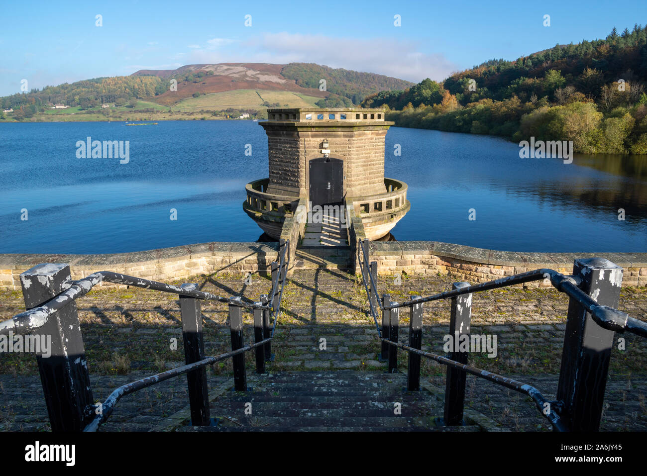 Ladybower Reservoir in den Peak District, Derbyshire, England. Einen sonnigen Herbstmorgen. Stockfoto