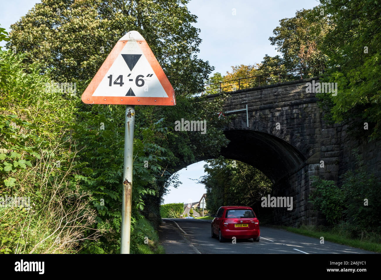 Schild Warnung vor einer Brücke mit einer Höhe begrenzen, Hathersage, Derbyshire, England, Großbritannien Stockfoto