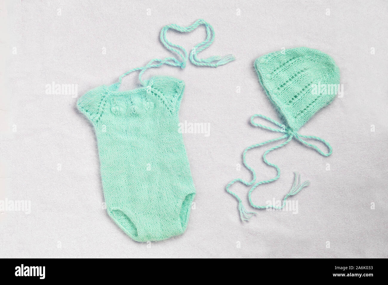 Baby Kleidung für Neugeborene in Türkis pastell Farben auf Wolle  Hintergrund. Set von Baby Kleidung. Körper, hat für Neugeborene  Stockfotografie - Alamy