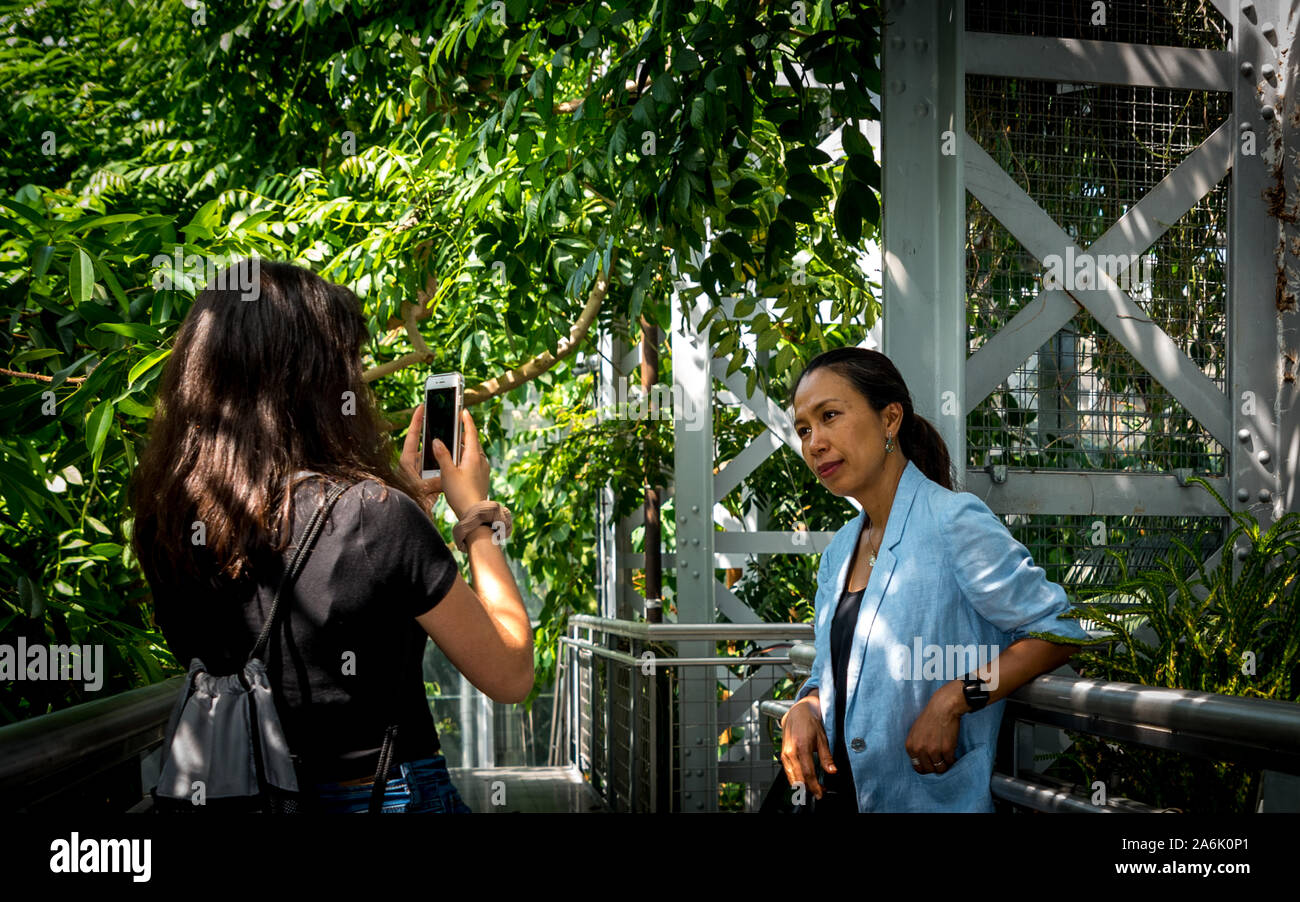 Mutter und jugendlich und Gehweg in botanischen Garten Aufnehmen von Fotos Stockfoto