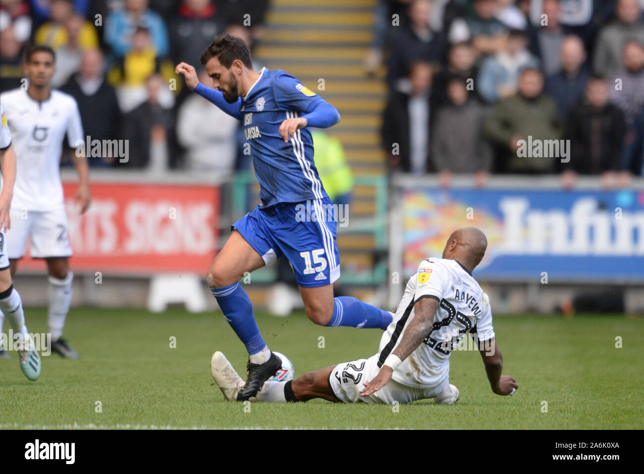 Swansea, Großbritannien. 27. Oktober 2019. Marlon Pack von Cardiff City und Andre Ayew von Swansea City während der Sky Bet Championship Match zwischen Swansea City und Cardiff City in der Liberty Stadium, Swansea am Sonntag, den 27. Oktober 2019. (Credit: Jeff Thomas | MI Nachrichten) das Fotografieren dürfen nur für Zeitung und/oder Zeitschrift redaktionelle Zwecke verwendet werden, eine Lizenz für die gewerbliche Nutzung Kreditkarte erforderlich: MI Nachrichten & Sport/Alamy leben Nachrichten Stockfoto