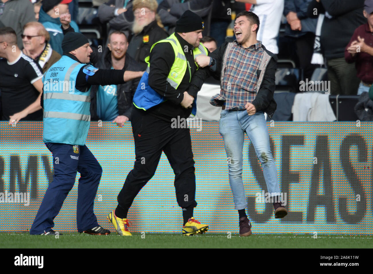 Swansea, Großbritannien. 27. Oktober 2019. Die Sicherheit stewards Escort ein pitch Invader vom Stadion während der Sky Bet Championship Match zwischen Swansea City und Cardiff City in der Liberty Stadium, Swansea am Sonntag, den 27. Oktober 2019. (Credit: Jeff Thomas | MI Nachrichten) das Fotografieren dürfen nur für Zeitung und/oder Zeitschrift redaktionelle Zwecke verwendet werden, eine Lizenz für die gewerbliche Nutzung Kreditkarte erforderlich: MI Nachrichten & Sport/Alamy leben Nachrichten Stockfoto