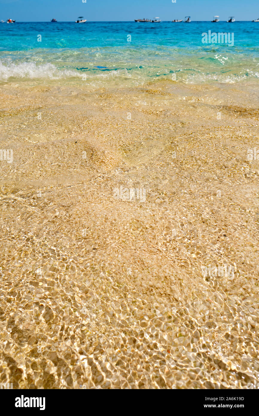 Das kristallklare blaue Meer und den weißen Pink Sand Beach am Golf von Orosei in Baunei Nationalpark Gennargentu Sardinien Italien - Sommer Strand Landschaft Stockfoto