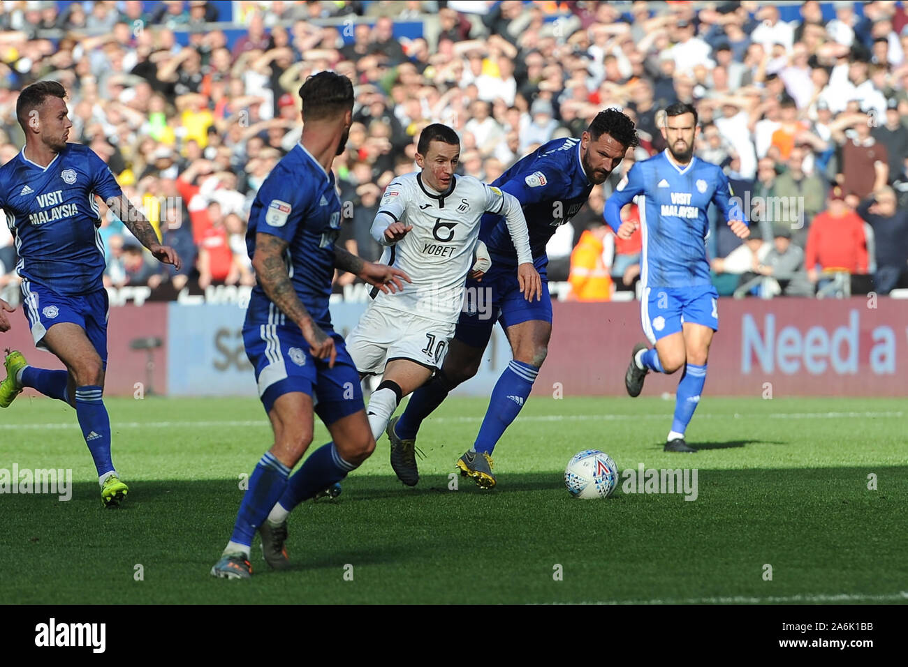 Swansea, Großbritannien. 27. Oktober 2019. Bersant Celina von Swansea City Tränen über die Cardiff City Verteidigung während der Sky Bet Championship Match zwischen Swansea City und Cardiff City in der Liberty Stadium, Swansea am Sonntag, den 27. Oktober 2019. (Credit: Jeff Thomas | MI Nachrichten) das Fotografieren dürfen nur für Zeitung und/oder Zeitschrift redaktionelle Zwecke verwendet werden, eine Lizenz für die gewerbliche Nutzung Kreditkarte erforderlich: MI Nachrichten & Sport/Alamy leben Nachrichten Stockfoto