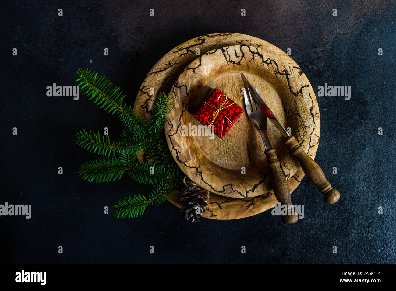 Urlaub tabelle Google-inserat mit Xmas Tree und Besteck auf Stein Hintergrund mit Kopie Raum Stockfoto
