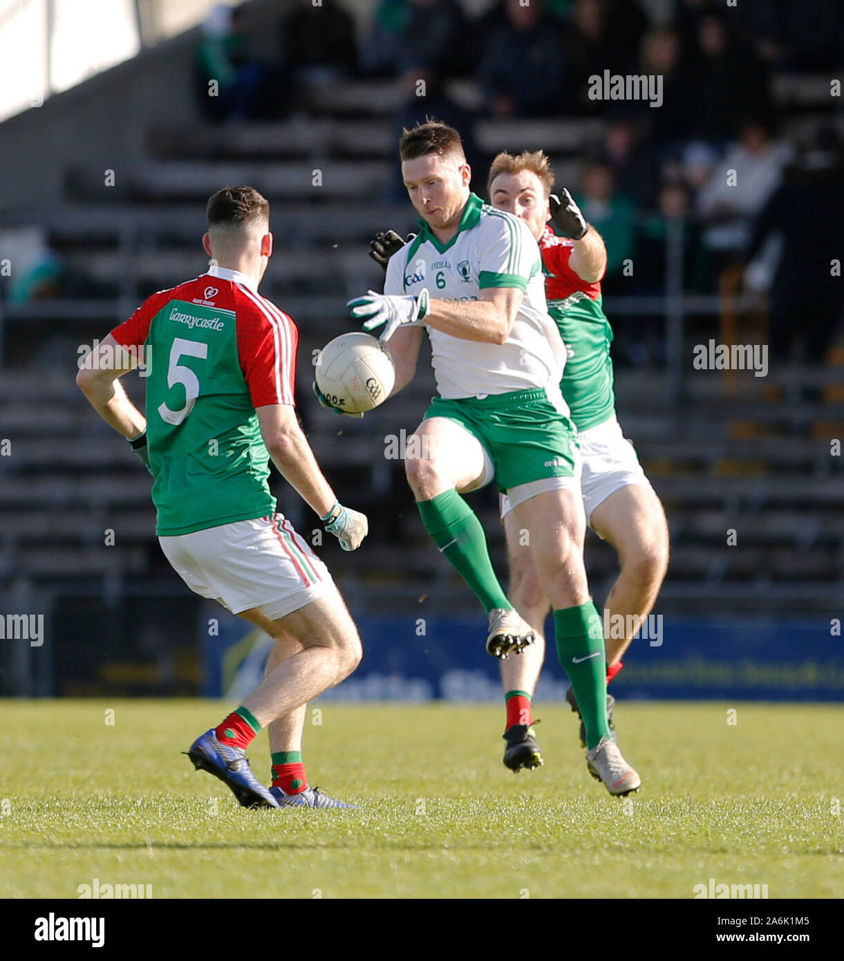 Mullingar, Irland. 27 Okt, 2019. 27. Oktober 2019, TEG Cusack Park, Mullingar, Co Westmeath, Irland; GAA Fußball, Garrycastle v Killoe Emmet Og; Michael Quinn (Emmet Og Killoe) hält den Ball unter Druck von James Dolan und Eoin Monaghan (Garrycastle) - Redaktionelle Verwendung Credit: Aktion Plus Sport Bilder/Alamy leben Nachrichten Stockfoto