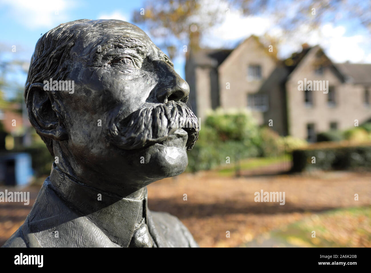 Sir Edward Elgar Statue des englischen Komponisten in Hereford Herefordshire England Großbritannien im Oktober Herbst von Bildhauer Jemma Pearson Stockfoto