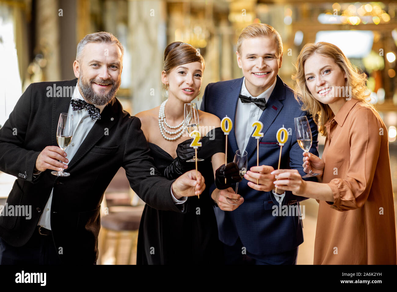 Porträt von einem elegant gekleideten Menschen Kerzen Holding mit 2020 Nummern, feiert das neue Jahr Urlaub im Luxus klassischer Restaurant Halle Stockfoto