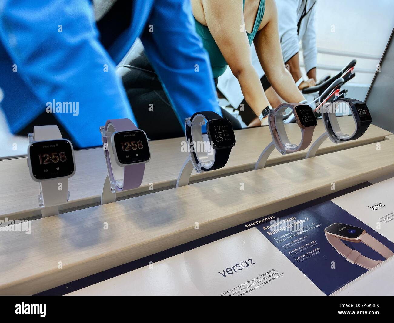 Fitbit Umgekehrt 2 Fitness smart Uhren auf Anzeige im Einzelhandel. Stockfoto