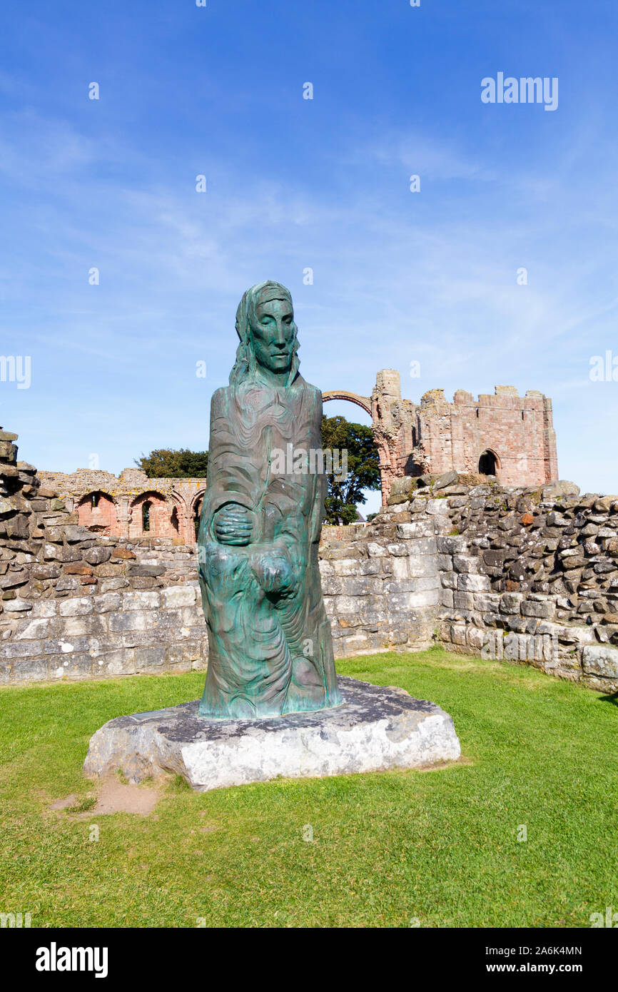 Die Statue von Cuthbert der Farne in den Ruinen von Lindisfarne Priory auf Holy Island, Northumberland, Großbritannien Stockfoto