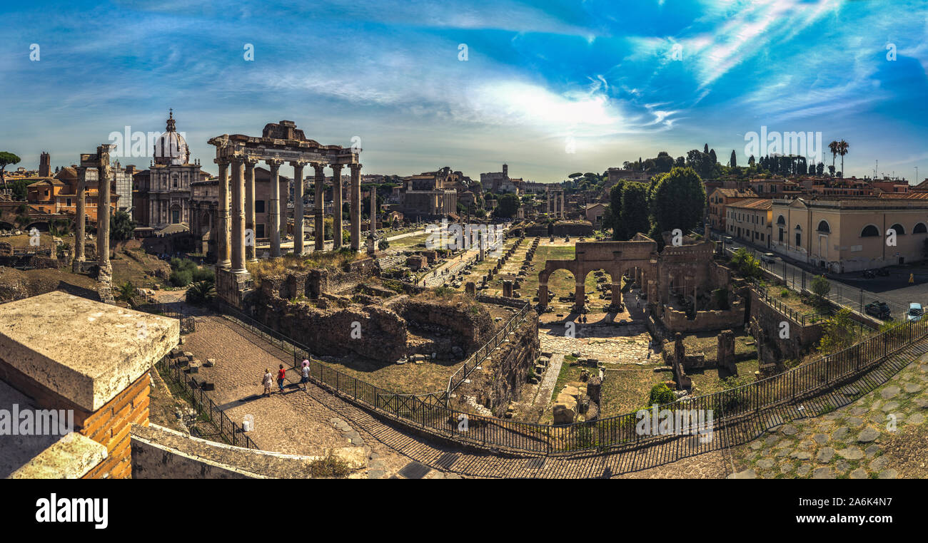 Schöne Sicht auf das Forum Romanum vom Hügel in Rom, Italien. Malerischer Blick auf das Forum Romanum in Rom bei schönem, sonnigen Wetter und blauer Himmel Stockfoto