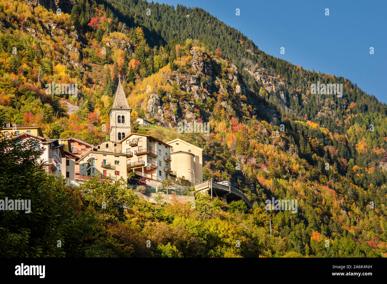 Das Dorf Ravoledo (Teil der Gemeinde von Grosio), thront auf einer Klippe in den Alpen im Veltlin, Norditalien, an einem sonnigen Herbstnachmittag Stockfoto