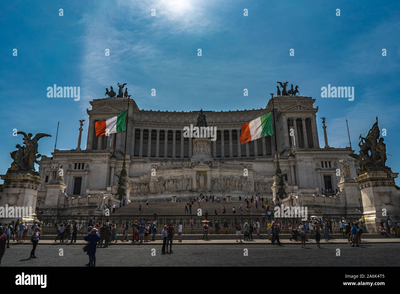 Victor Emmanuel II National Monument in Rom. Eine Skulptur von Viktor Emanuel II., Rom, Italien. Altar des Vaterlandes mit italienischen Fahnen Stockfoto