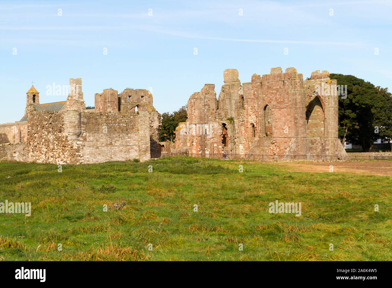 Die Ruinen von Lindisfarne Priory auf Holy Island, Northumberland, Großbritannien Stockfoto