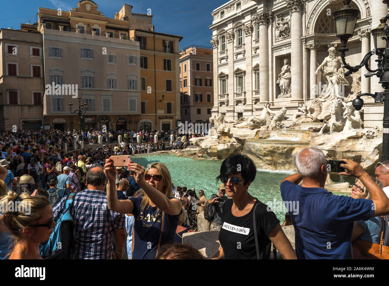 Massen von Touristen in der Nähe der berühmten Trevi-Brunnen in Rom, Italien. Touristen machen selfie vor Brunnen di Trevi", einer der wichtigsten Sehenswürdigkeiten Stockfoto