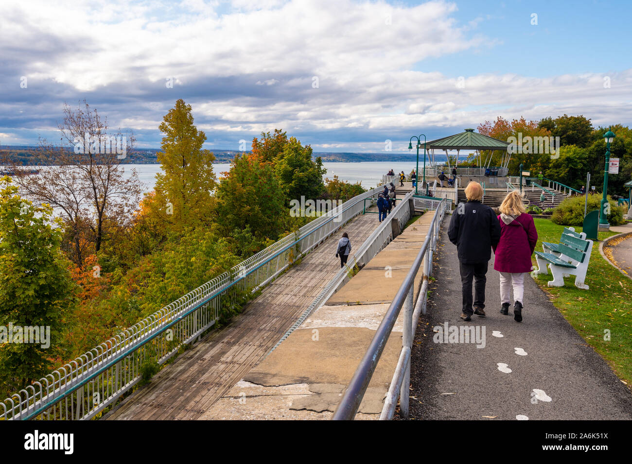 Quebec City, CA - 4. Oktober 2019 - Touristen, die in Quebec Gouverneur Promenade Stockfoto