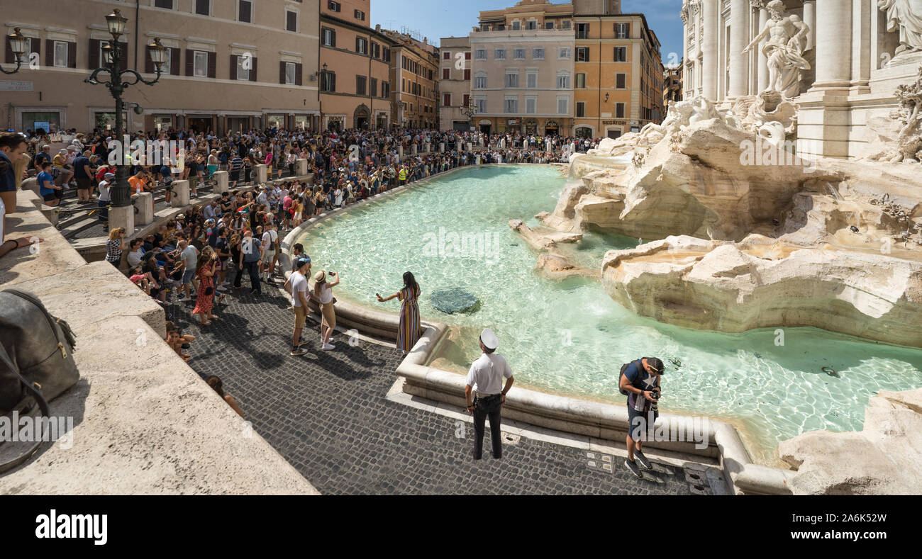 Eine Menge Touristen in der Nähe der berühmten Trevi-Brunnen in Rom, Italien. Massen von Menschen machen Bilder und selfies vor Brunnen di Trevi Stockfoto
