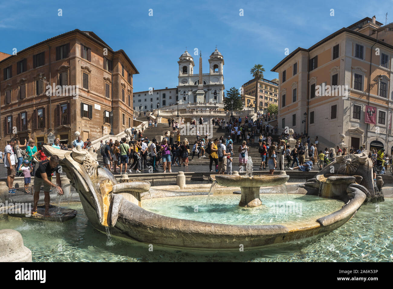 Blick auf Rom von der Spanischen Treppe entfernt. Panorama von Rom. Blick auf die Stadt Rom und Kuppeln der chuches von Th am Ende der Spanischen Treppe. Stockfoto