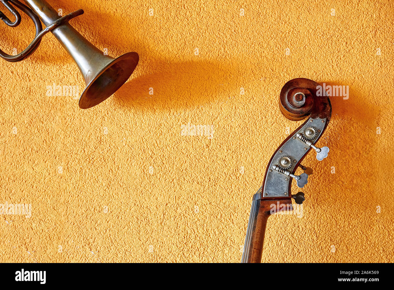 Scetions eines Vintage Trompete und Kontrabass gegen die gelbe Wand Hintergrund Stockfoto