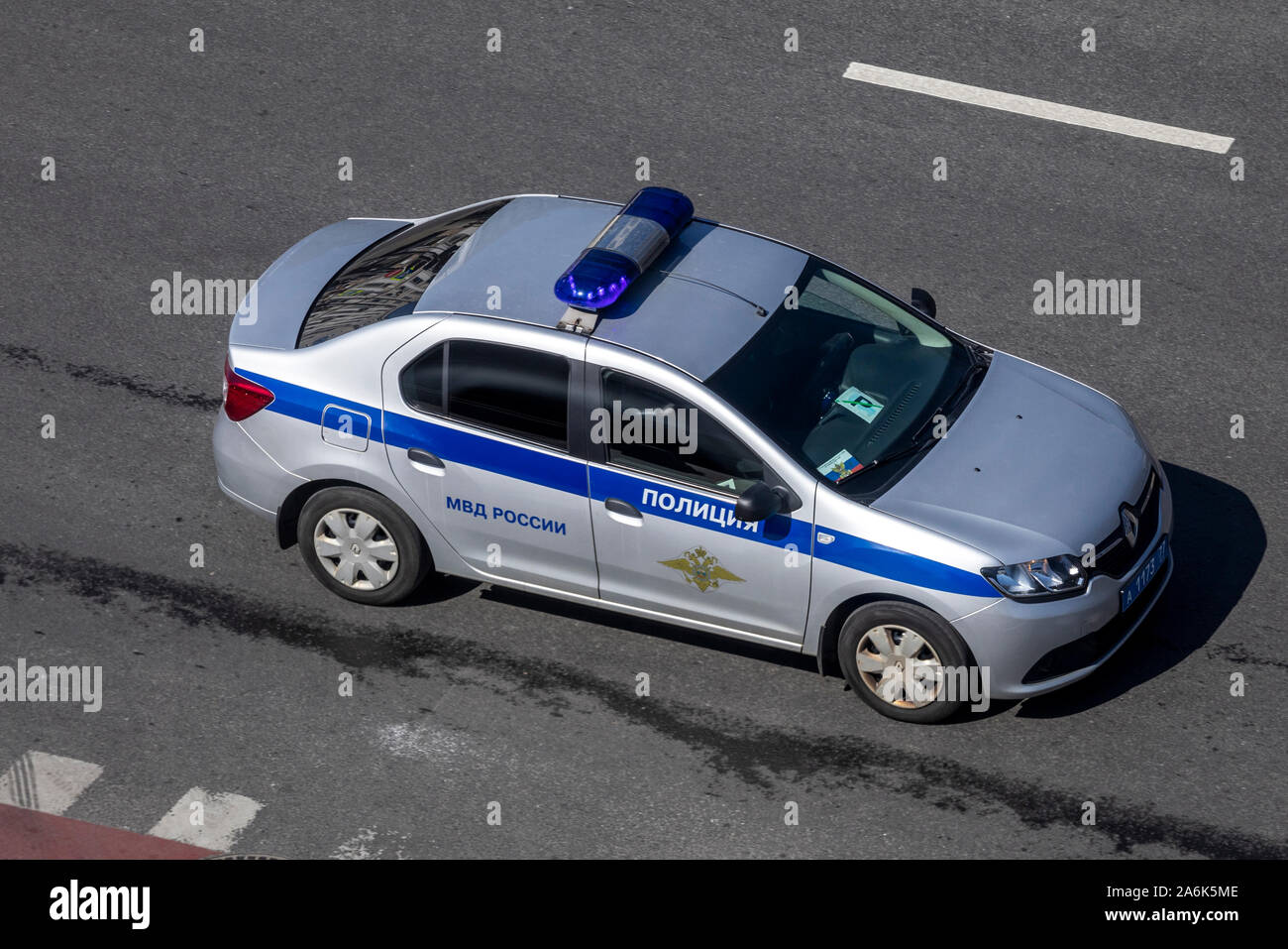 Luftaufnahme von einem Polizeiwagen, die auf der zentralen Straße des Moskau, Russland Stockfoto