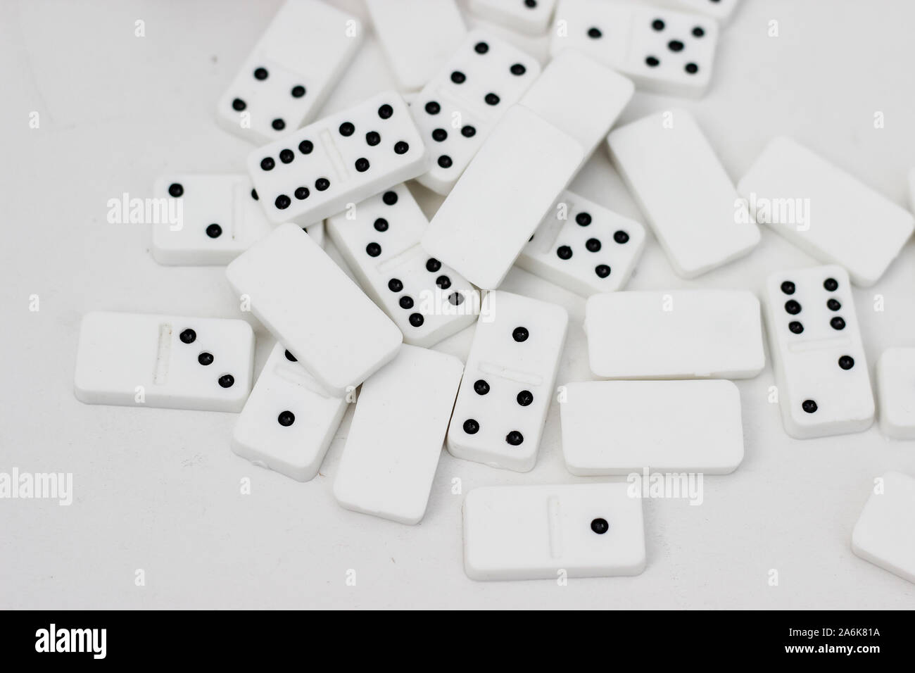 Traditionelle Miniatur dominos als Hochzeitsgeschenk. Stücke von dominos auf weißem Hintergrund Stockfoto