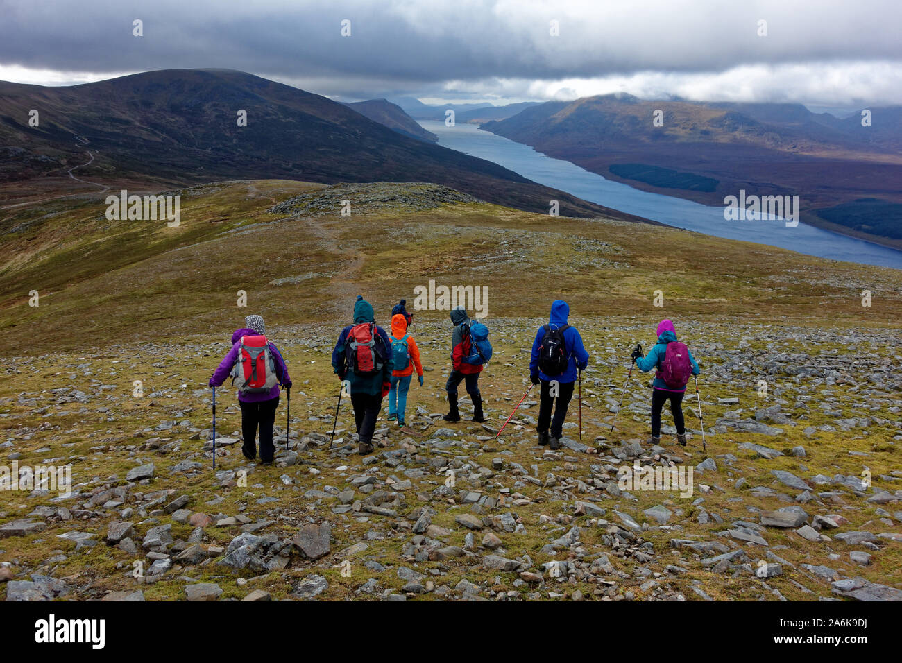 Eine Gruppe von hillwalkers Abstieg Real Charn in Richtung Beinn Udlamain Stockfoto