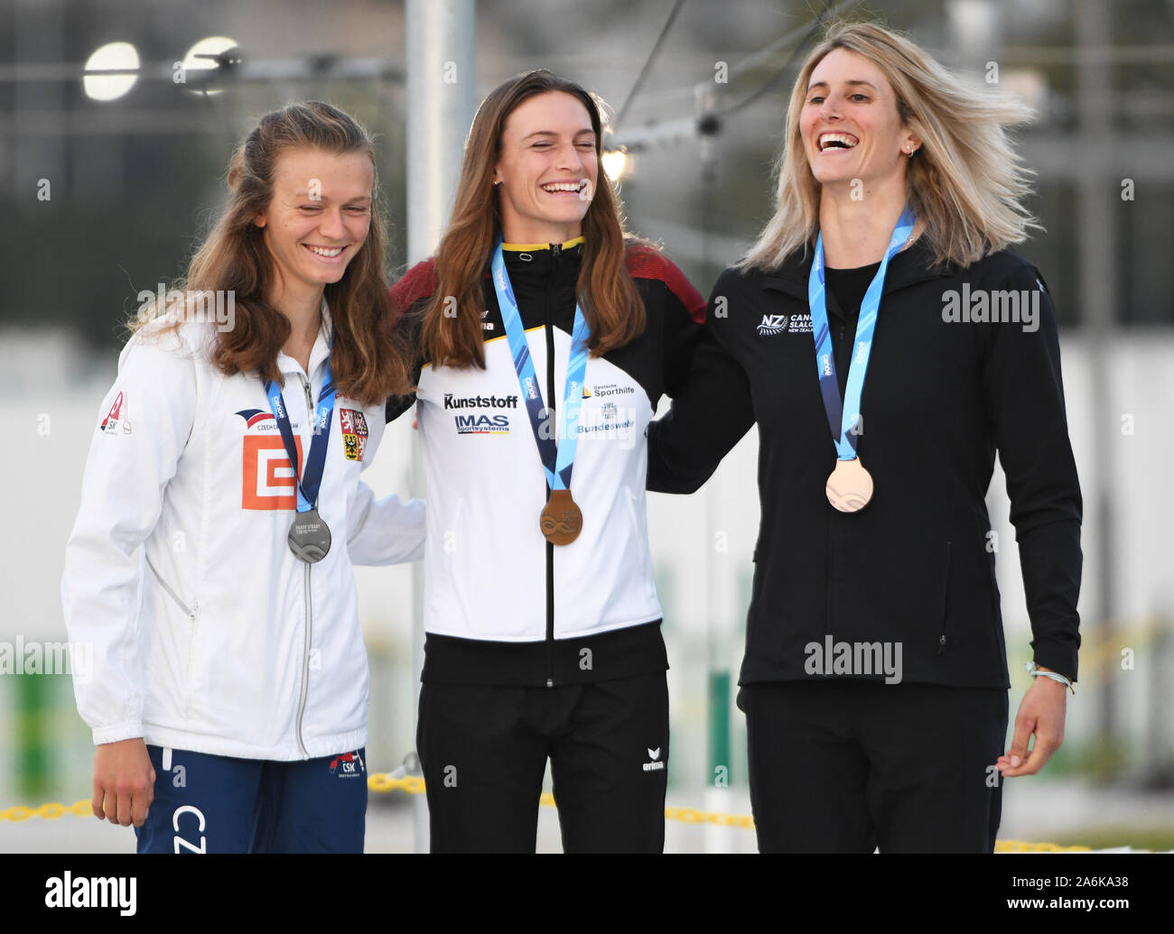 Tokio, Japan. 27 Okt, 2019. Weibliche Konkurrenten der Kayak Race (Slalom) in Tokio (von links) Hilgertova Amalie von der Tschechischen Republik, Funk Ricarda Deutschlands und Jones Luuka von Neuseeland posieren für ein Foto während der Olympischen medaille Preisverleihung im Rahmen der ständig bereit Test Wettbewerb in Tokio, Japan. Das Foto wurde am 26. Oktober 2019 am gleichen Tag die deutschen Wettbewerber Funk den ersten Platz genommen. Foto: Ramiro Agustin Vargas Tabares Credit: Ramiro Agustin Vargas Tabares/ZUMA Draht/Alamy leben Nachrichten Stockfoto