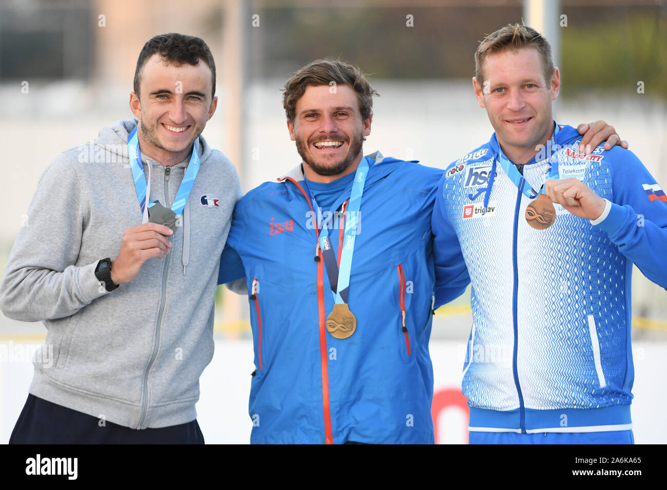 Tokio, Japan. 27 Okt, 2019. Wettbewerber der Männer Kanu-rennen in Tokio (von links) Hubert Joly Cedric von Frankreich, Koechlin Thomas von Savsek Benjami der Schweiz für ein Foto während der Olympischen medaille darstellen Preisverleihung im Rahmen der ständig bereit Test Wettbewerb in Tokio, Japan. Das Foto wurde am 26. Oktober 2019 übernommen. Foto: Ramiro Agustin Vargas Tabares Credit: Ramiro Agustin Vargas Tabares/ZUMA Draht/Alamy leben Nachrichten Stockfoto