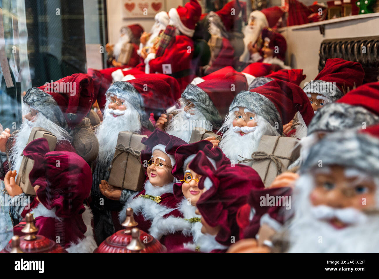 Die Stadt Cork, Cork, Irland. 25. Oktober, 2019. Department Store Fenster mit Weihnachtsmann Puppen in Oliver Plunkett Street, Cork, Irland gefüllt. - Gutschrift Stockfoto