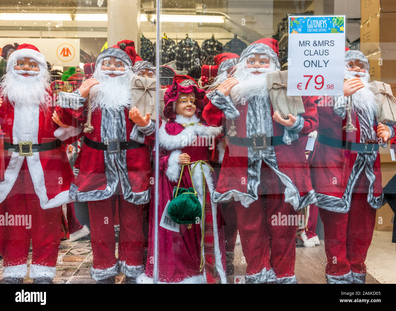 Die Stadt Cork, Cork, Irland. 25. Oktober, 2019. Department Store Fenster mit Weihnachtsmann Puppen in Oliver Plunkett Street, Cork, Irland gefüllt. - Gutschrift Stockfoto