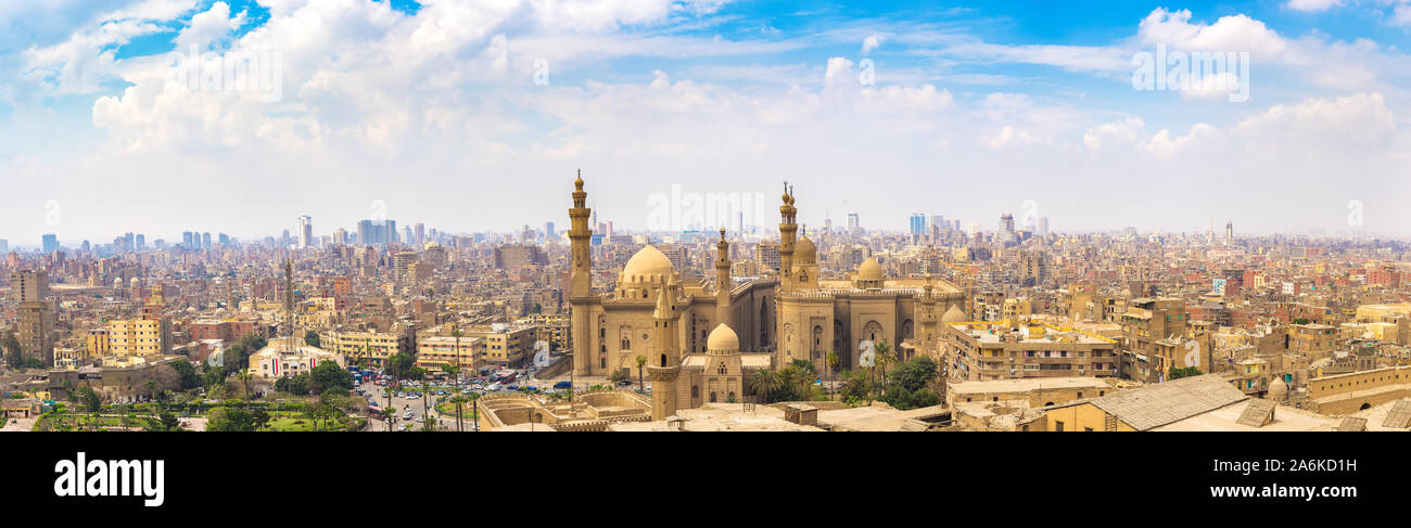 Panorama von Kairo mit Blick auf die Sultan Hassan Moschee von oben, Ägypten Stockfoto