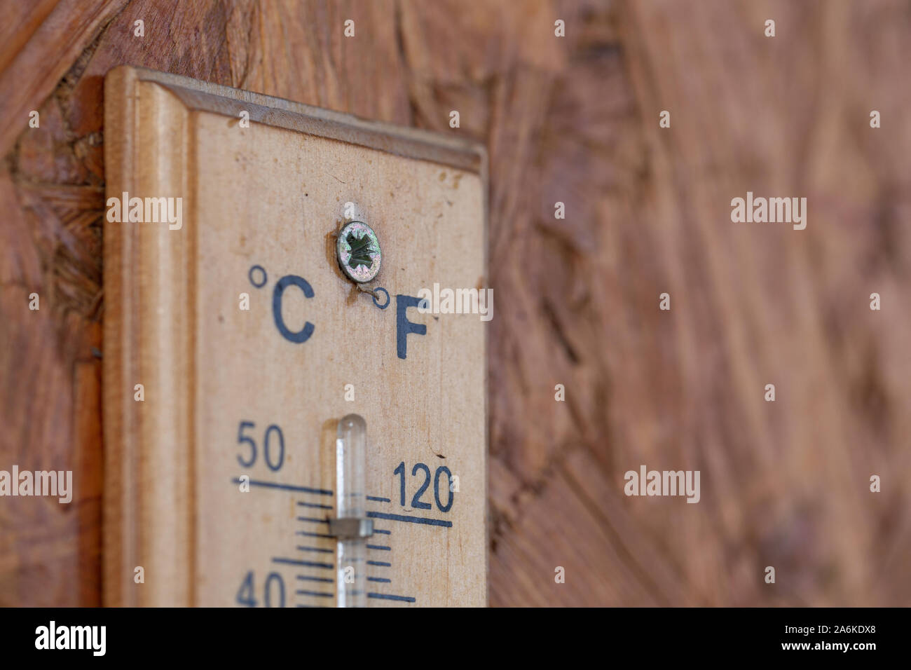 Wärme Temperatur Thermometer auf der hölzernen Wand außerhalb des Hauses Stockfoto