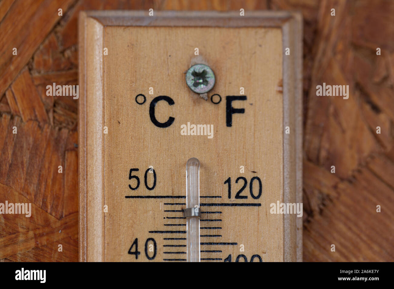 Wärme Temperatur Thermometer auf der hölzernen Wand außerhalb des Hauses Stockfoto