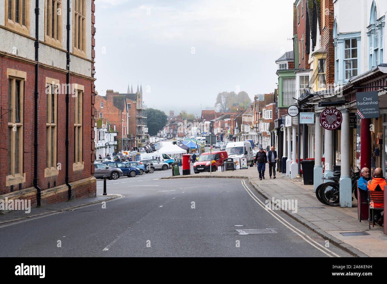 Ein Blick hinunter Marlborough High Street mit ihren Geschäften und geparkte Autos. Stockfoto