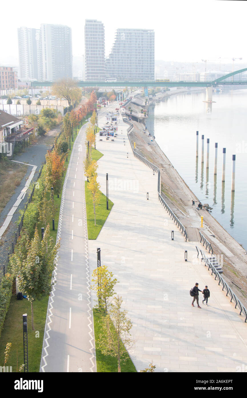 Belgrad, Serbien - 17. Oktober 2019: Sava River Promenade auf Belgrad Waterfront im Herbst morgen, von oben Stockfoto