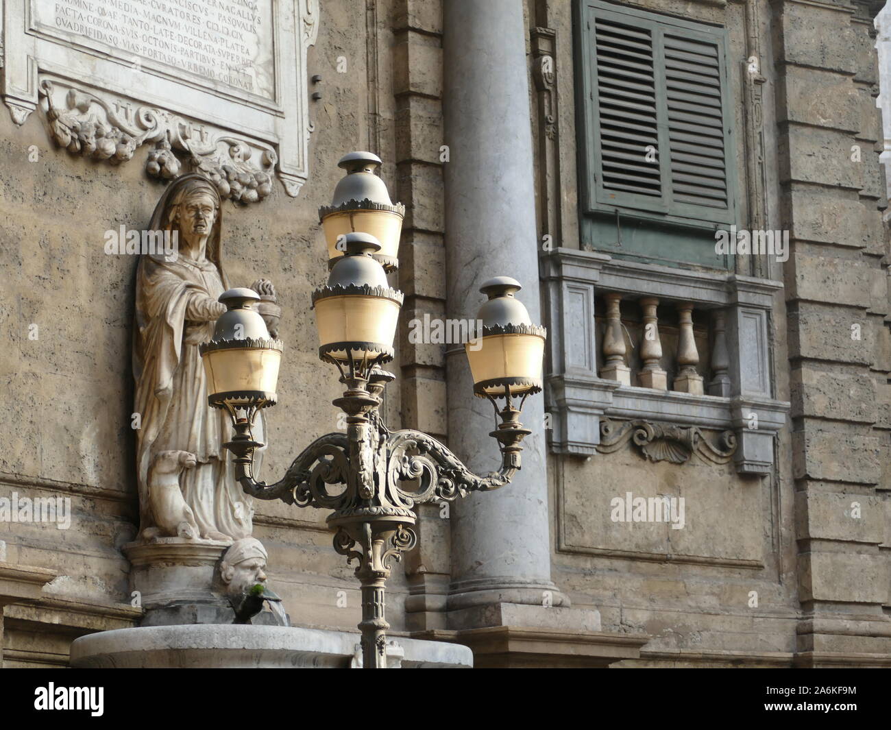 Nahaufnahme von winter Statue in Quattro Canti, Palermo Stockfoto